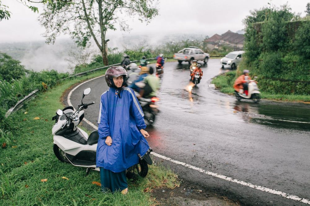 5 Perlengkapan Sepeda Motor yang Wajib Dibawa saat Musim Hujan 