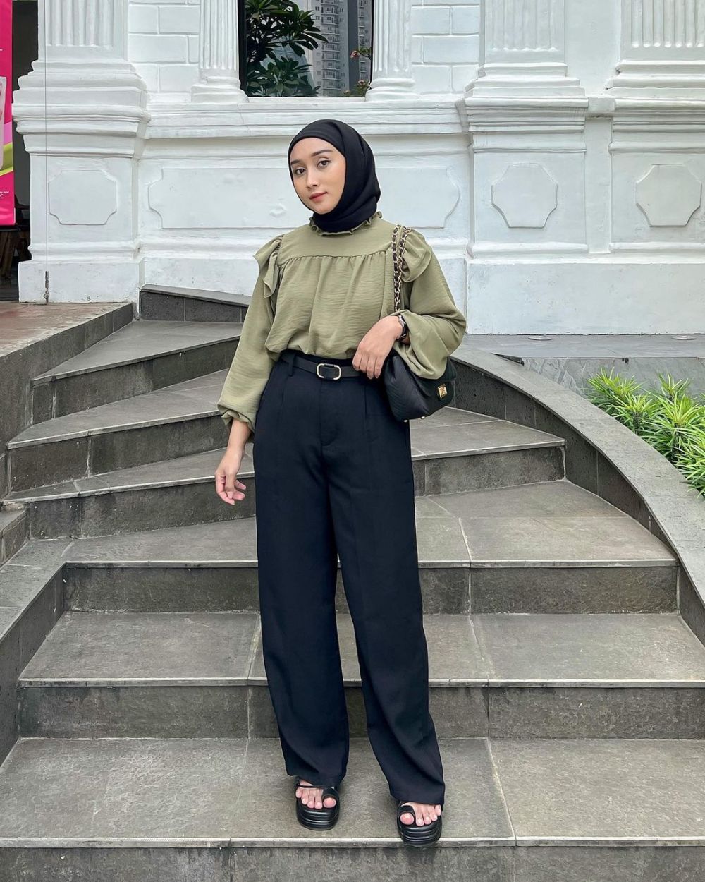 10 Padu Padan Outfit Hijab Warna Sage Green ala Cewek Bumi