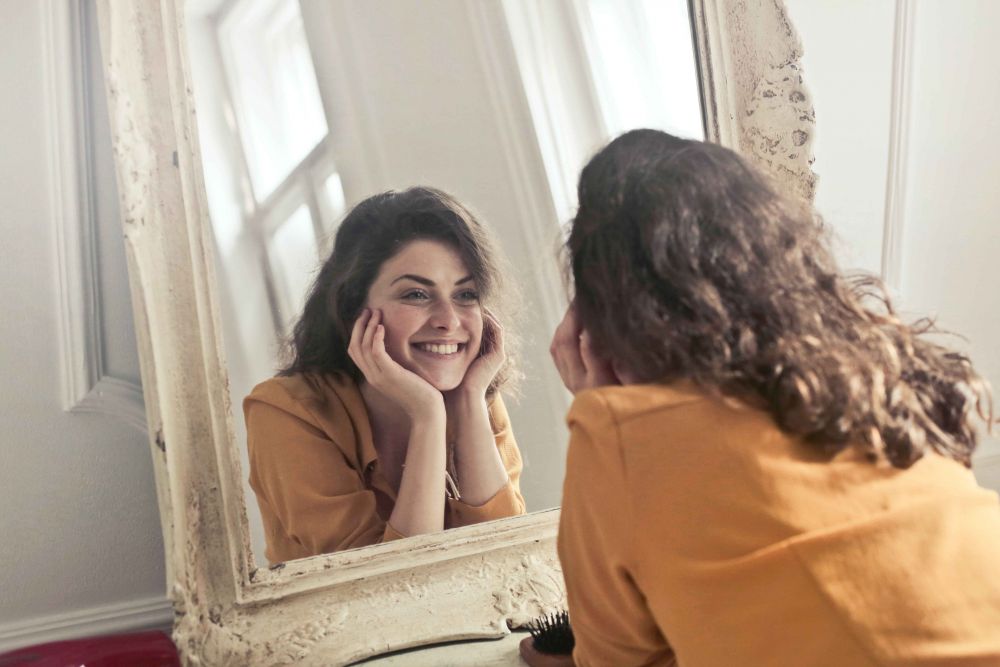 7 Manfaat Menjadi Pribadi yang Murah Senyum, Bisa Lepas Stres Lho