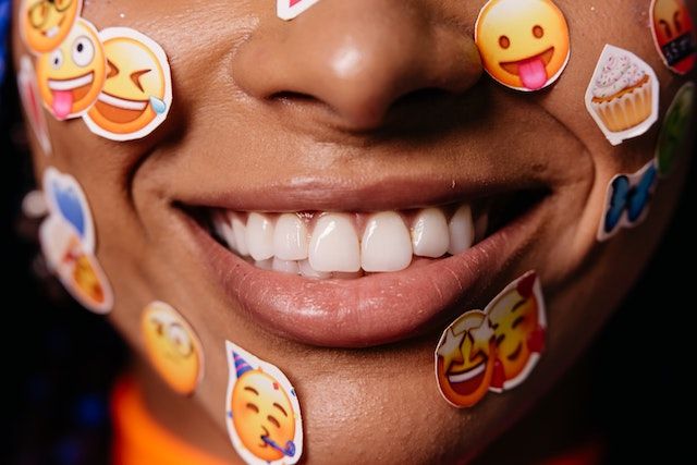 5 Perbedaan Emoticon dan Emoji, Gaya Berkirim Pesan Masa Kini 