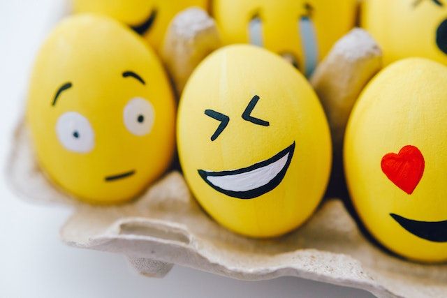 5 Perbedaan Emoticon dan Emoji, Gaya Berkirim Pesan Masa Kini 
