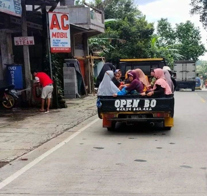 10 Potret Emak-emak saat Hangout Bareng Teman, Kocak, ih!