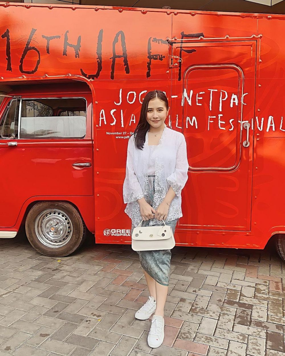 12 Padu Padan Kebaya dan Sarung Aktris Muda Indonesia
