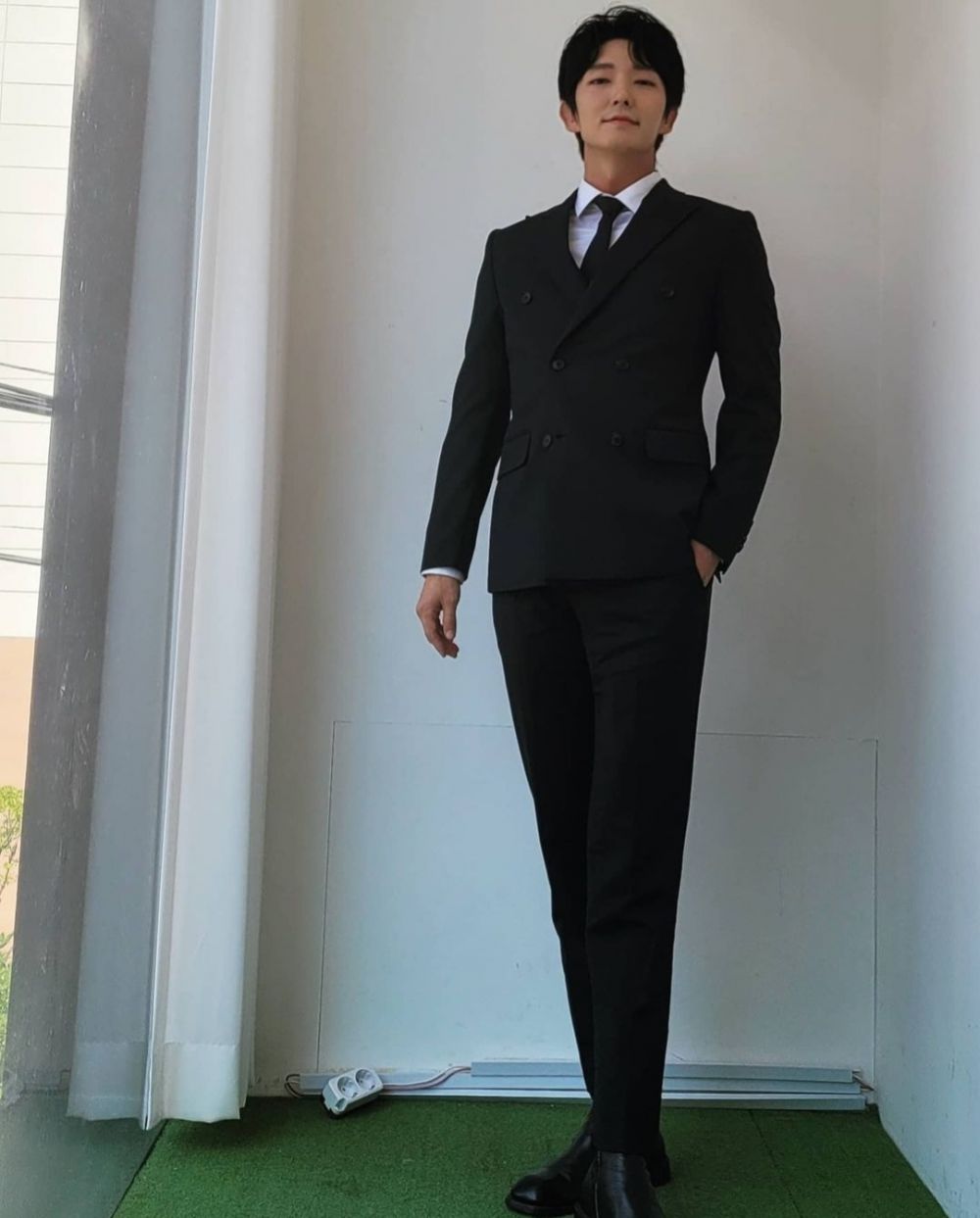 9 Ide Outfit Kasual hingga Formal ala Lee Joon Gi, Edgy! 9 Ide Outfit Kasual hingga Formal ala Lee Joon Gi, Edgy!