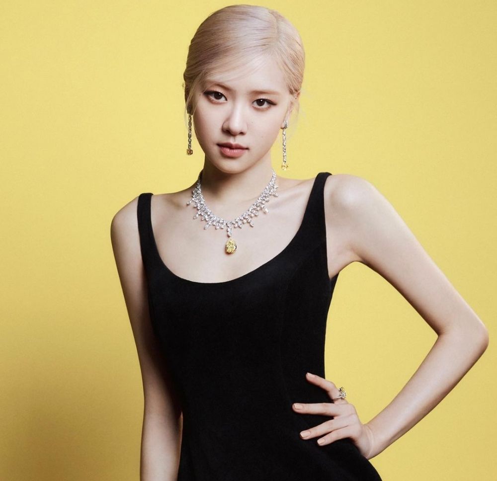 9 Idol KPop Kelahiran 1997 yang Jadi Main Vocal di Grupnya