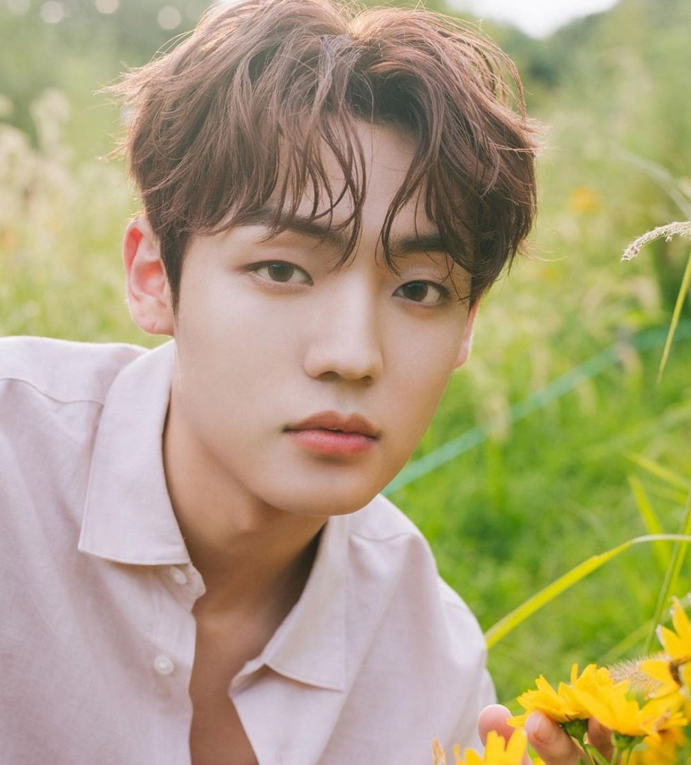 9 Idol KPop Kelahiran 1997 yang Jadi Main Vocal di Grupnya