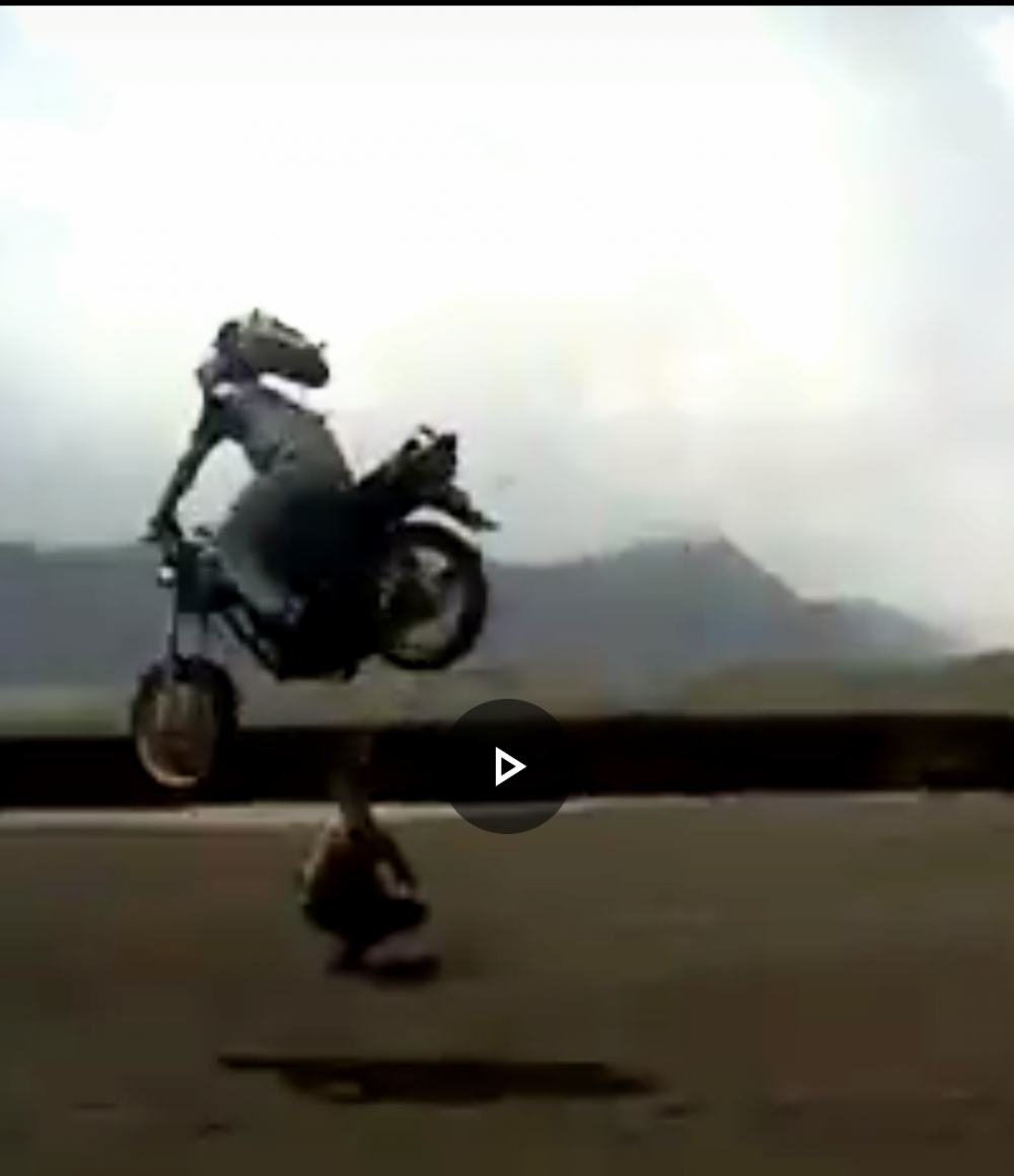 Seorang Wisatawan Tewas Usai Aksi Jumping Motor di Bromo