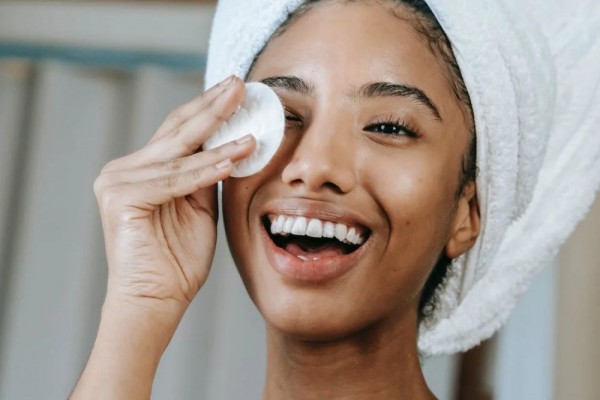 5 Tips Menggunakan Micellar Water yang Tepat agar Gak Timbul Jerawat