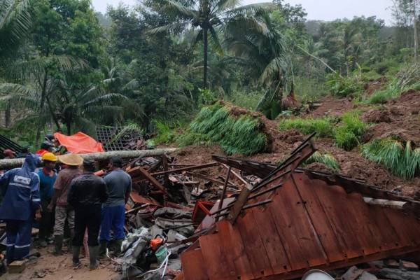 8 Orang Warga Tulungagung Tertimbun Longsor, Mereka Selamat!