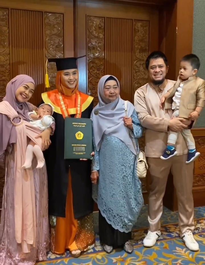 Potret Wisuda Doktor Oki Setiana Dewi Bareng Ustaz Syam