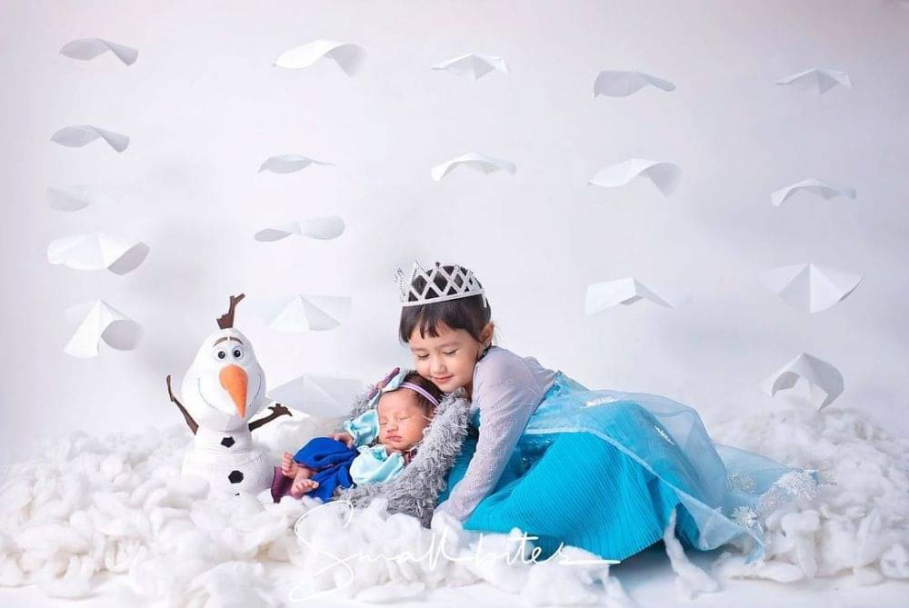 9 Potret Dua Anak Kartika Putri Saat Cosplay Karakter Frozen