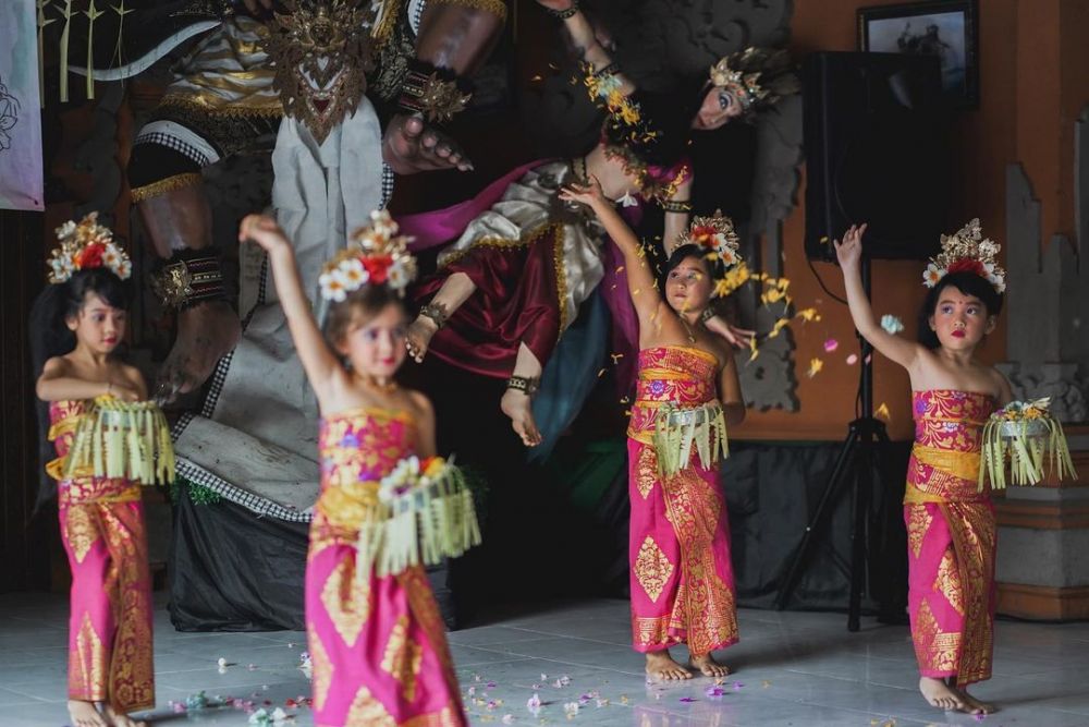 9 Potret Kinan, Putri Sulung Happy Salma yang Jago Menari!