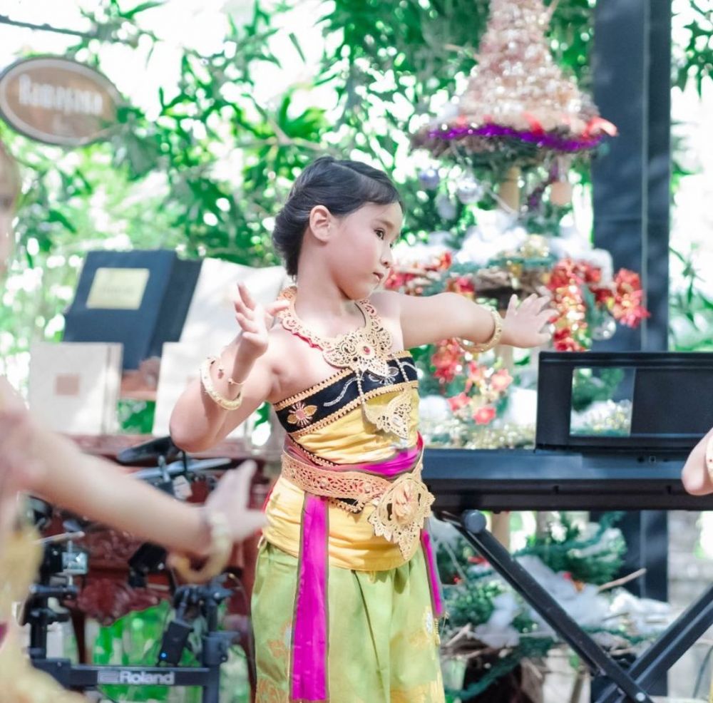 9 Potret Kinan, Putri Sulung Happy Salma yang Jago Menari!
