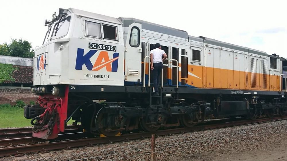 Brak! Kereta Penumpang Hantam Truk di Perlintasan Lampung Utara