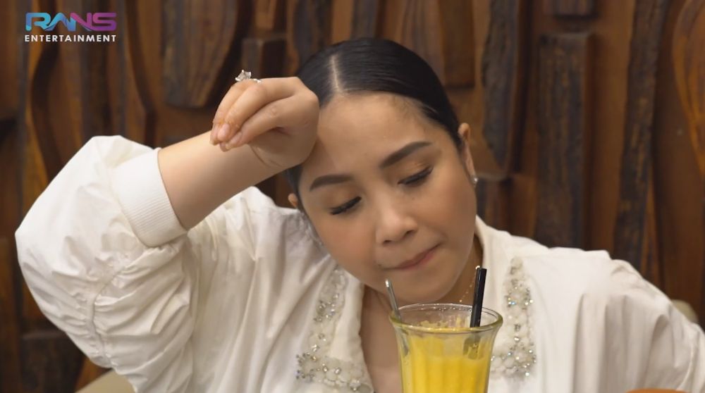10 Potret Nagita Jadi Pramusaji di Warung Padang, Super Hati-hati