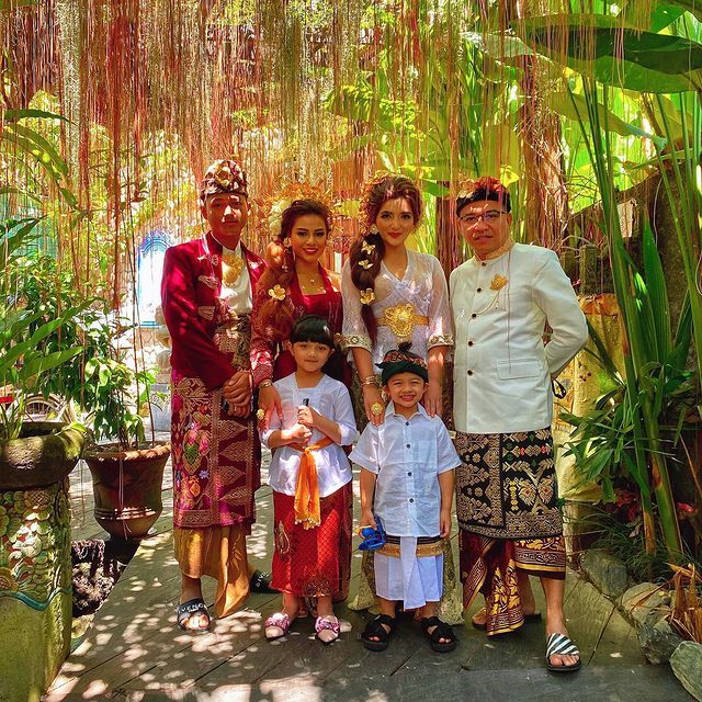 10 Potret Bersahaja Keluarga Artis Indonesia Kenakan Baju Adat Bali