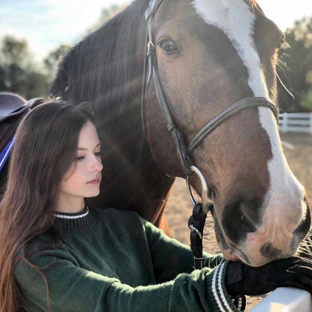 Mackenzie Foy dan Kuda Peliharaannya