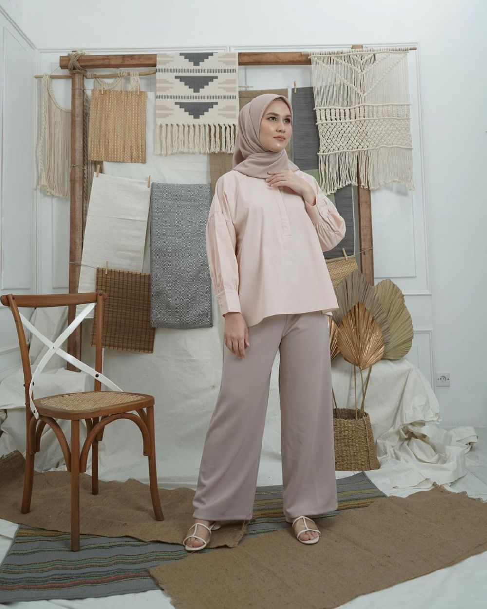 11 Padu Padan Style Hijab Warna Netral ala Dwi Handayani