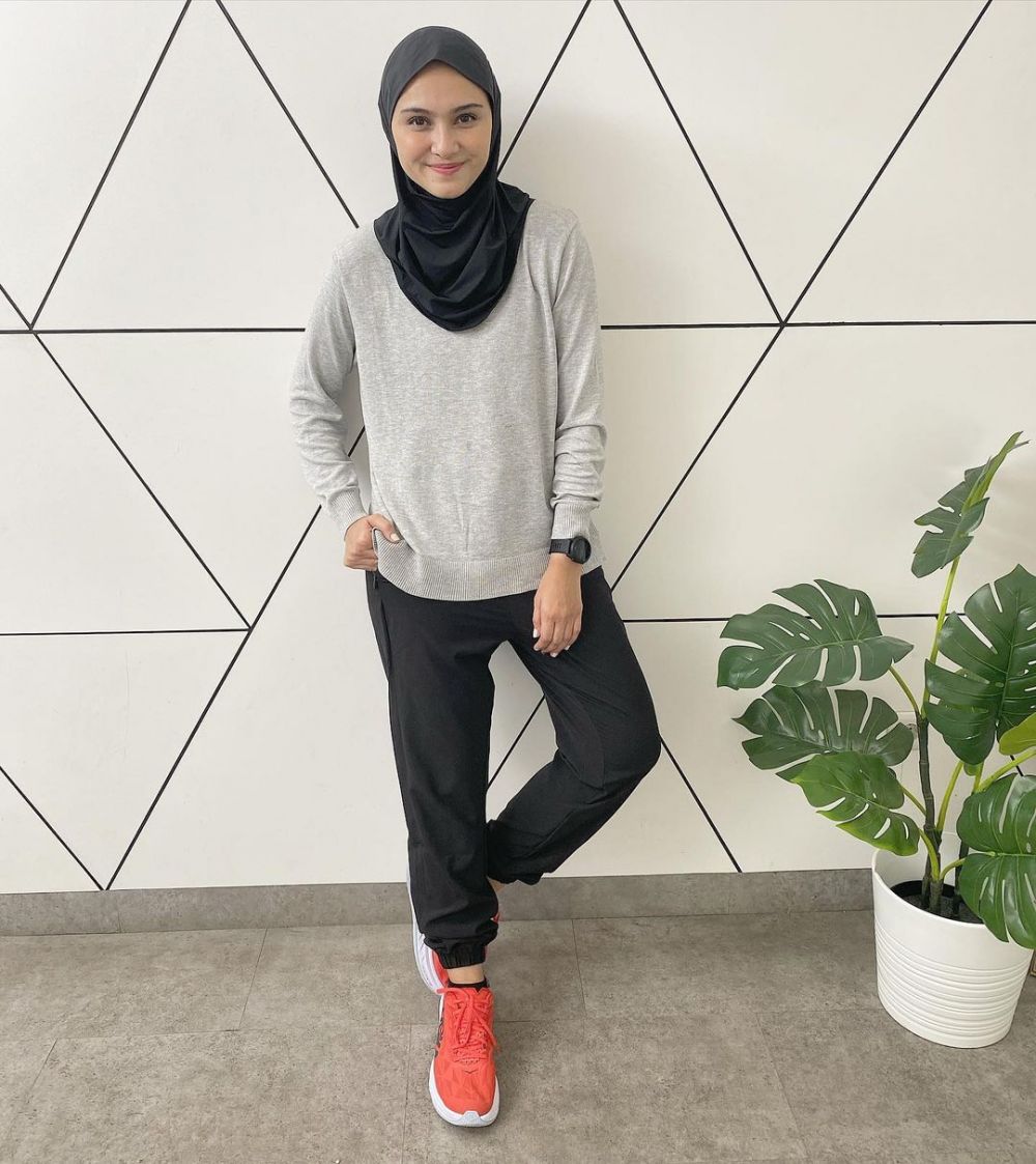 12 Inspirasi Outfit Olahraga Dengan Hijab Ala Zee Zee Shahab