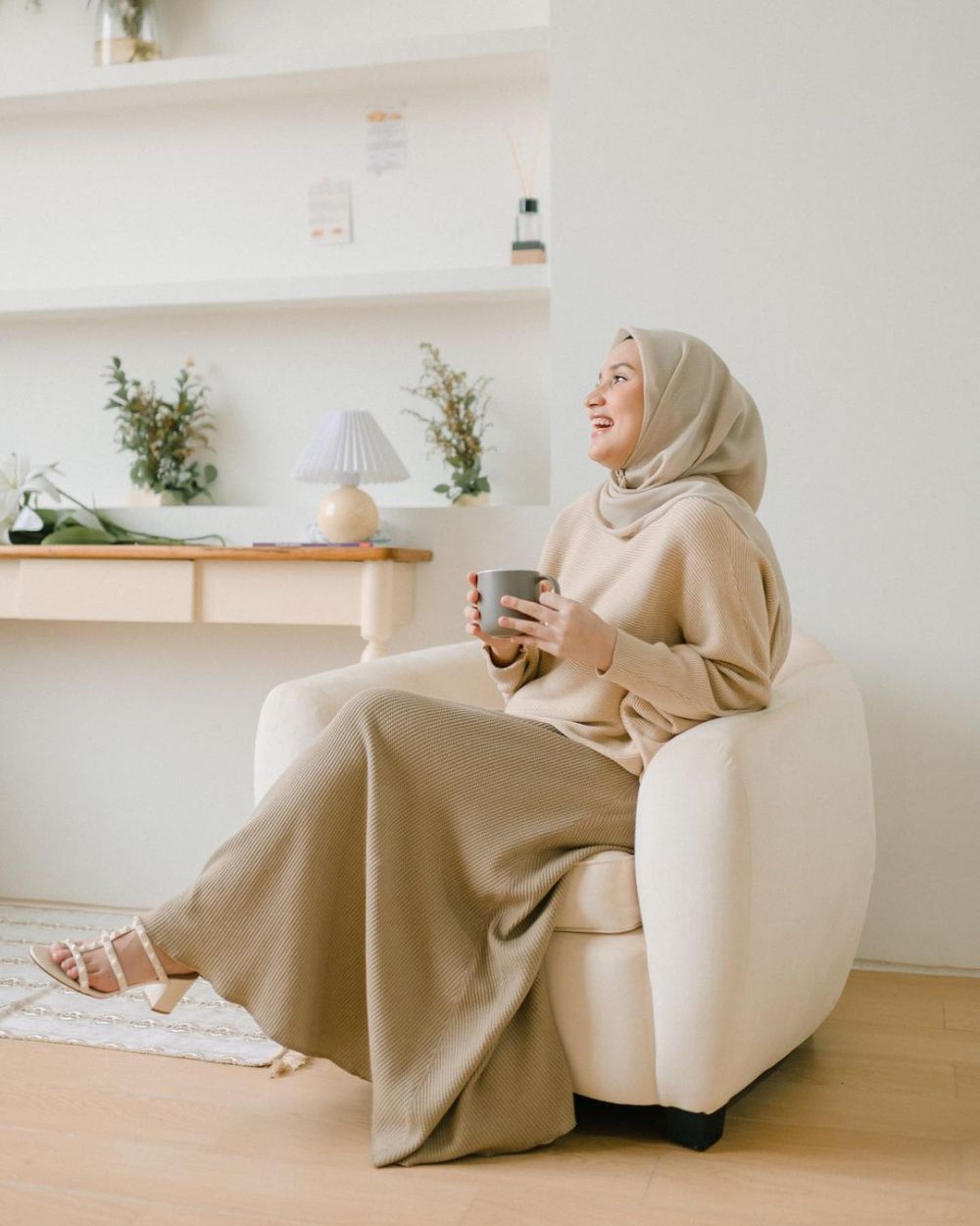 11 Padu Padan Style Hijab Warna Netral ala Dwi Handayani