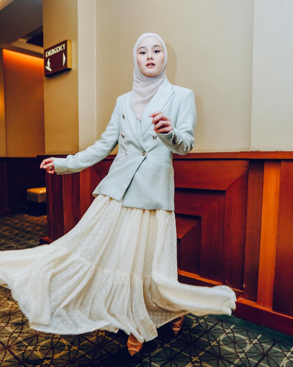 10 Potret Artis dengan Gaya Hijab Unik, Curi Perhatian!