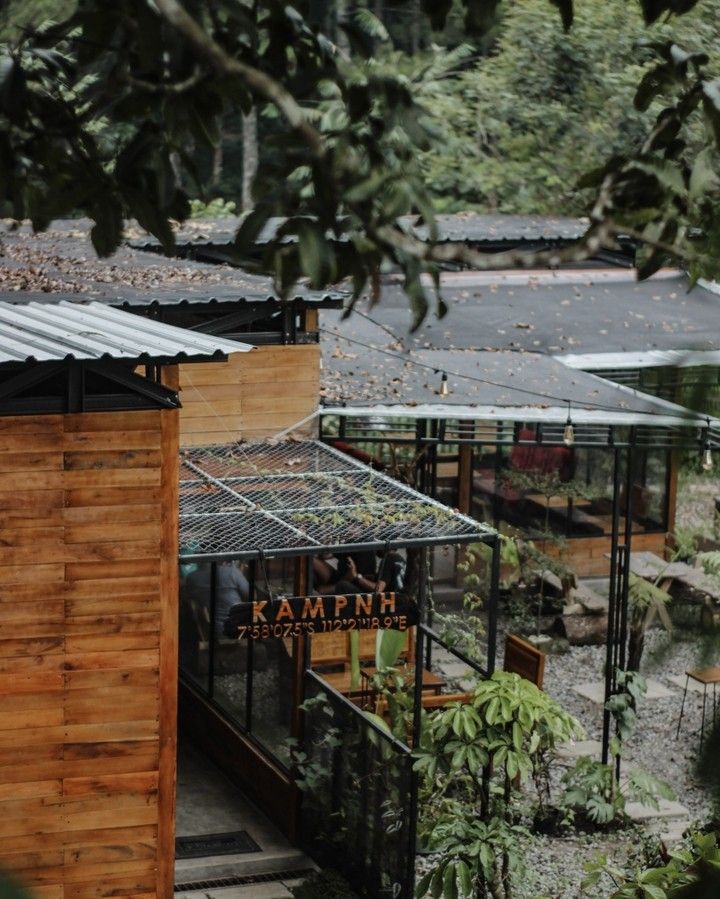 8 Kafe Hits Jawa Timur yang Berada di Tengah Hutan, Asri dan Sejuk