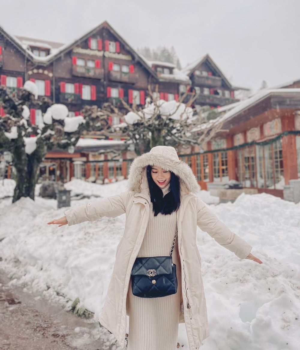 11 Ide Winter Outfit ala Molita Lin saat Liburan ke Eropa, Modis Abis