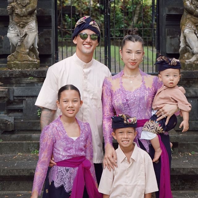 10 Potret Bersahaja Keluarga Artis Indonesia Kenakan Baju Adat Bali