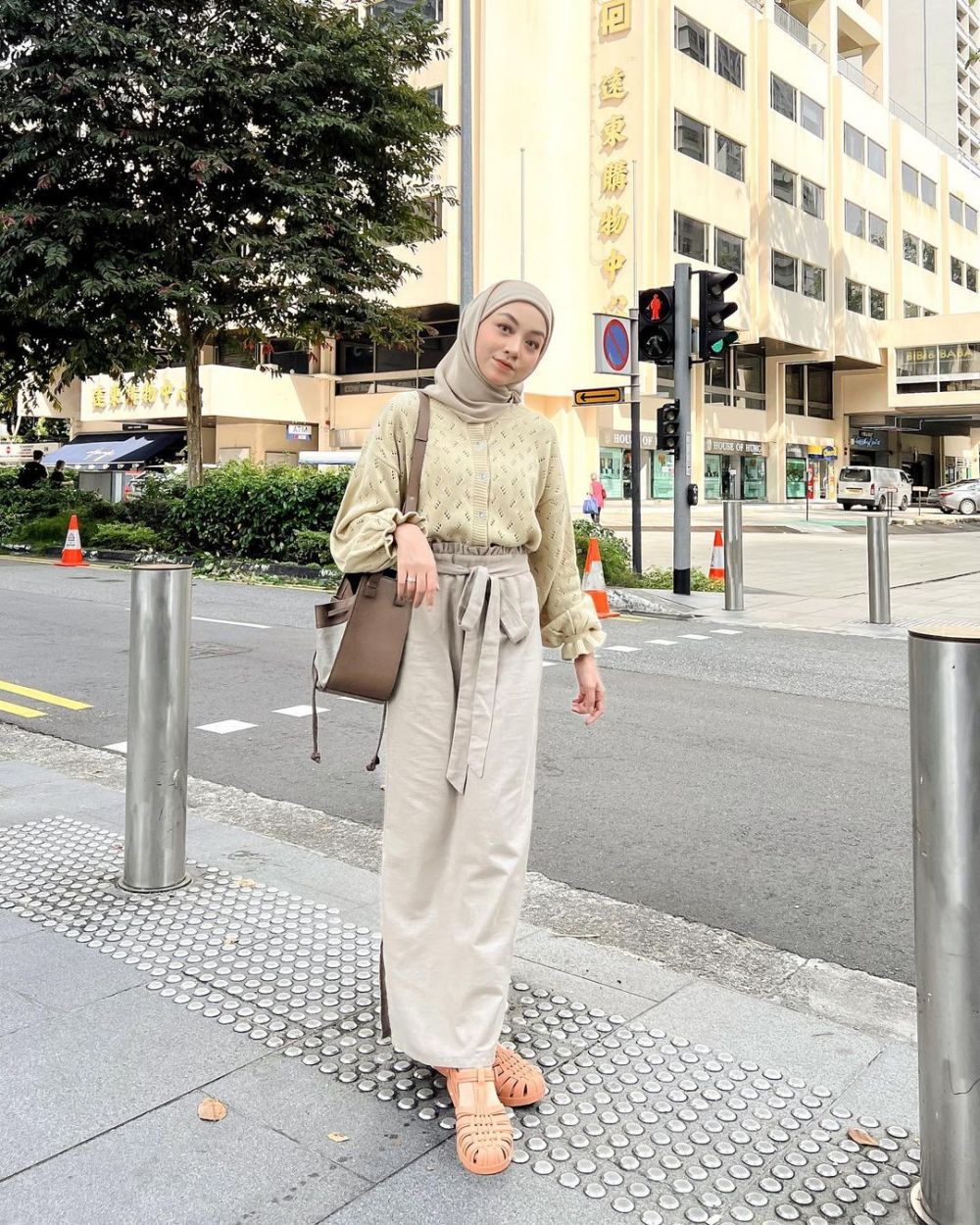 9 Ide Outfit Hijab Liburan ke Luar Negeri ala Meirani Amalia