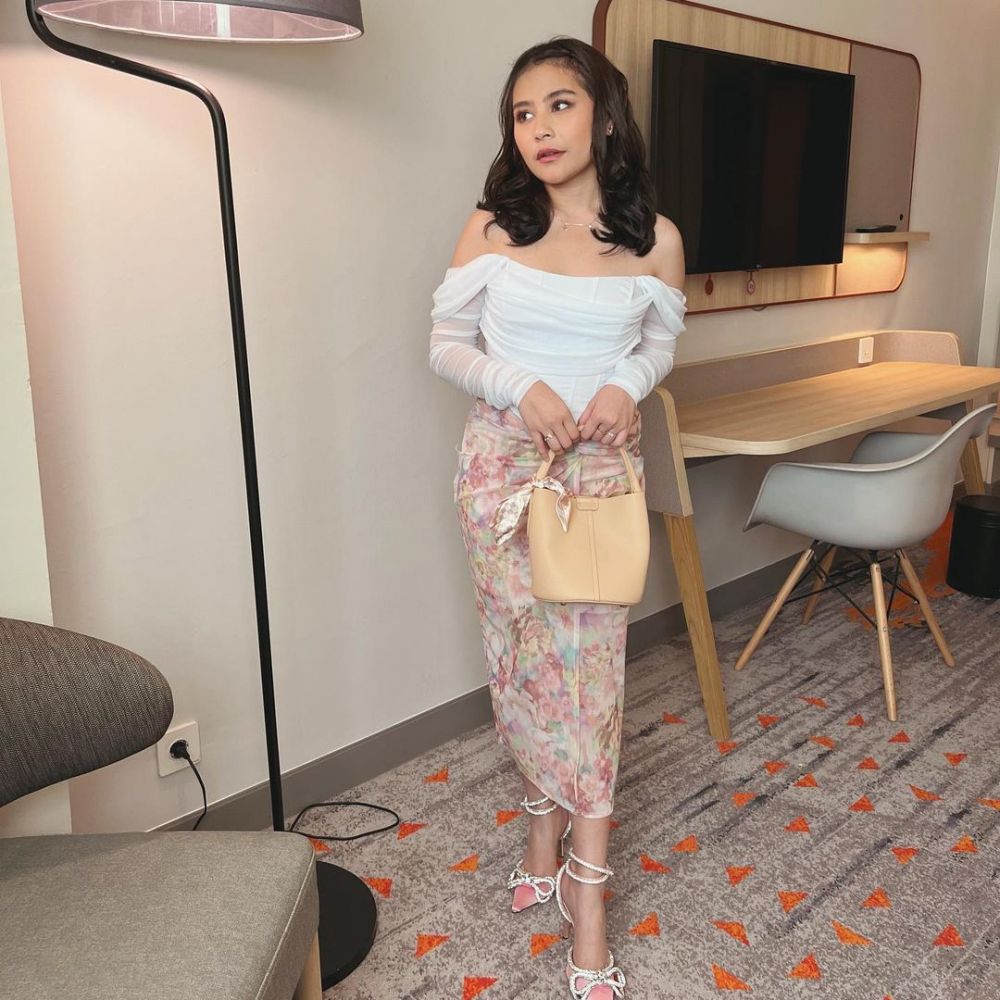 10 Ide Outfit Kondangan Simpel ala Prilly Latuconsina, Tampil Chic