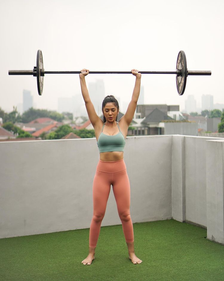 10 Potret Fanny Ghassani Olahraga Weightlifting