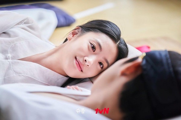9 Momen Romantis Seongnam dan Chung Ha, Under the Queen's Umbrella