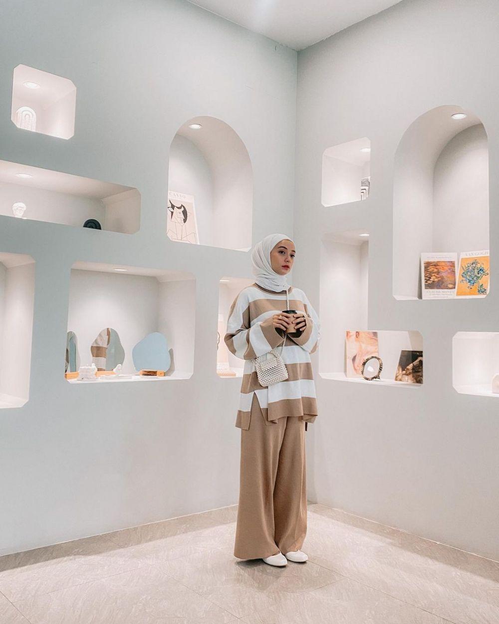 10 Outfit Hangout Nuansa Earth Tone ala Selebgram Erlinda Yuliana