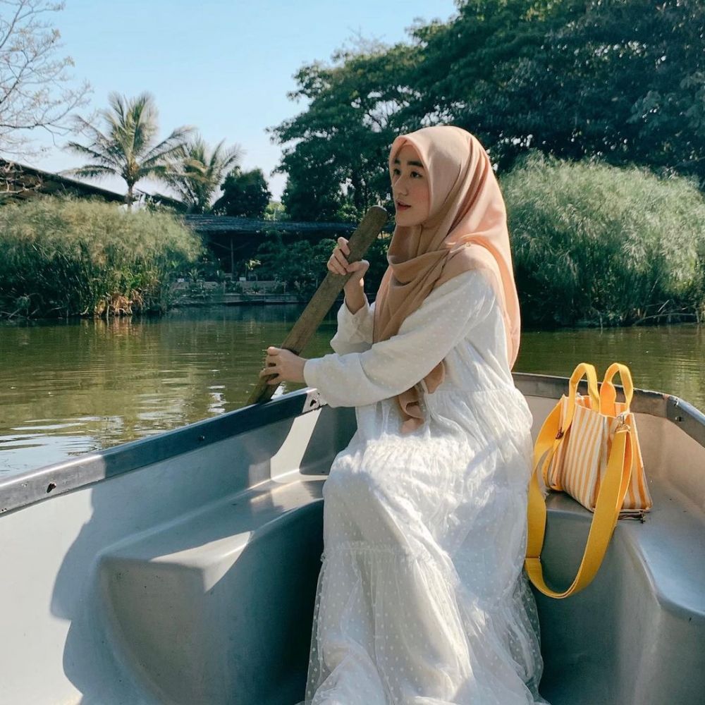 9 OOTD Syar’i untuk Piknik ala Larissa Chou, Anggun dan Tetap Stylish 