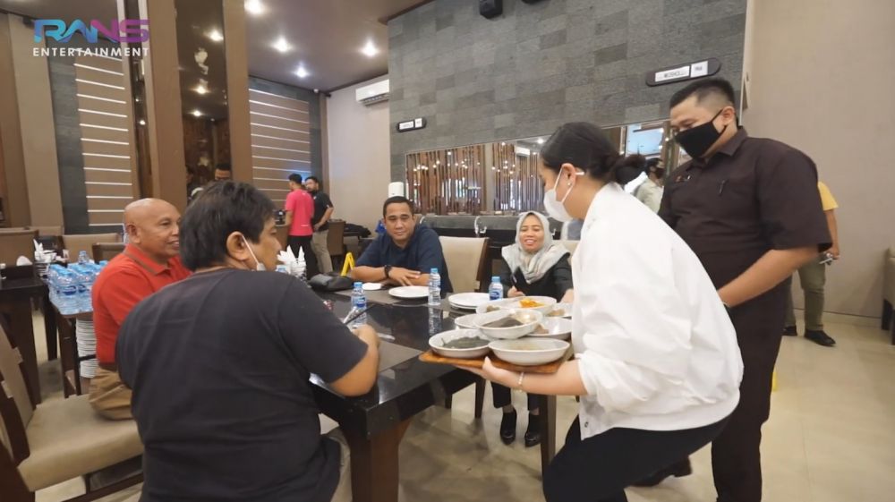 10 Potret Nagita Jadi Pramusaji di Warung Padang, Super Hati-hati