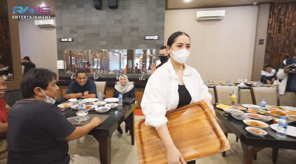 10 Potret Nagita Jadi Pramusaji di Warung Padang, Super Hati-hati