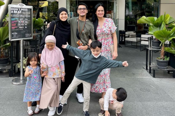 10 Potret Donna Harun dan Empat Cucu, Terbaru Habis Hangout Bareng!