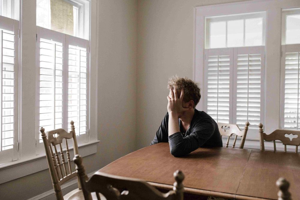 5 Alasan Orangtua Mengalami Empty Nest Syndrome, Kesepian