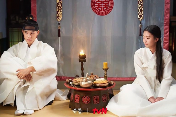 10 Chemistry Moon Sang Min dan Oh Ye Ju di Under the Queen's Umbrella