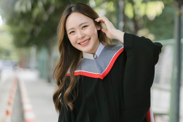 10 Potret Wisuda June Wanwimol, Resmi Bergelar Sarjana Komunikasi