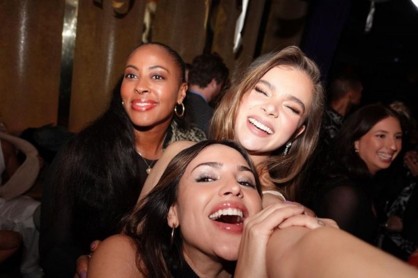 9 Potret Ulang Tahun Ke-26 Hailee Steinfeld, Meriah Bareng Sahabat