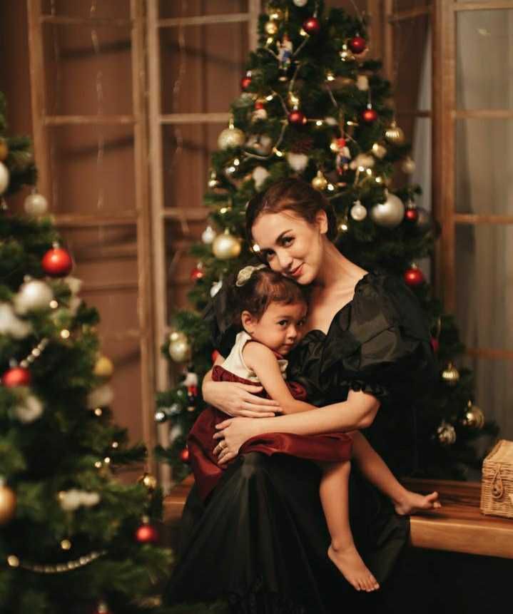 10 Fashion Artis Sambut Natal dan Tahun 2022, Gisella Paling Glamor!