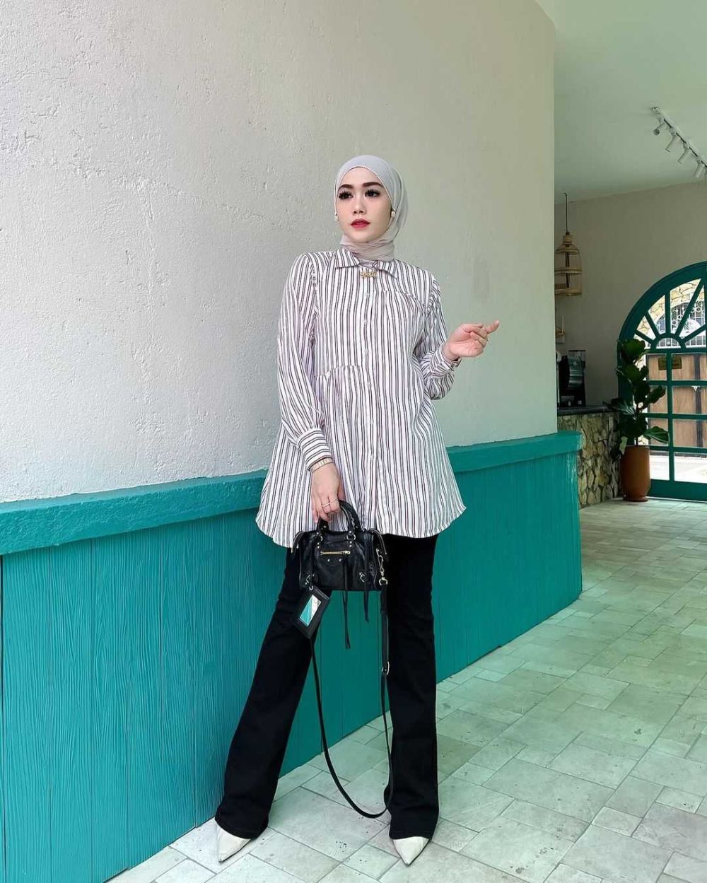 10 Inspirasi Hijab Style dengan Outfit Motif Stripe ala Yolla Anggita