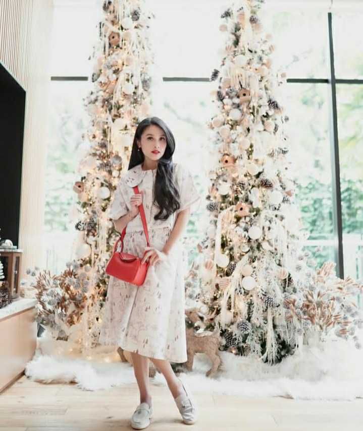 10 Fashion Artis Sambut Natal dan Tahun 2022, Gisella Paling Glamor!