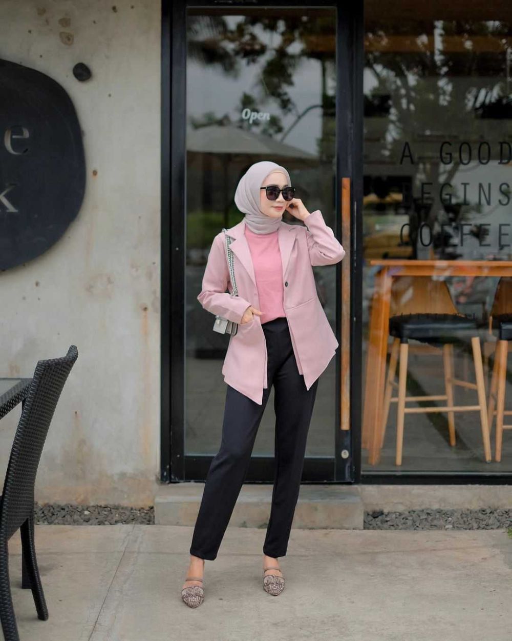 10 Ide Outfit Hijab dengan Nuansa Pink ala Selebgram Uwie Mariska