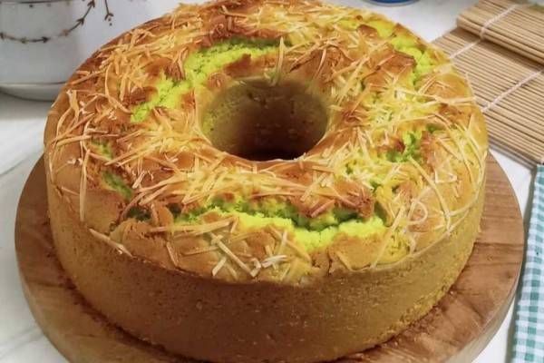 Resep Bolu Tape Pandan, Manis Lembut Dengan Topping Keju