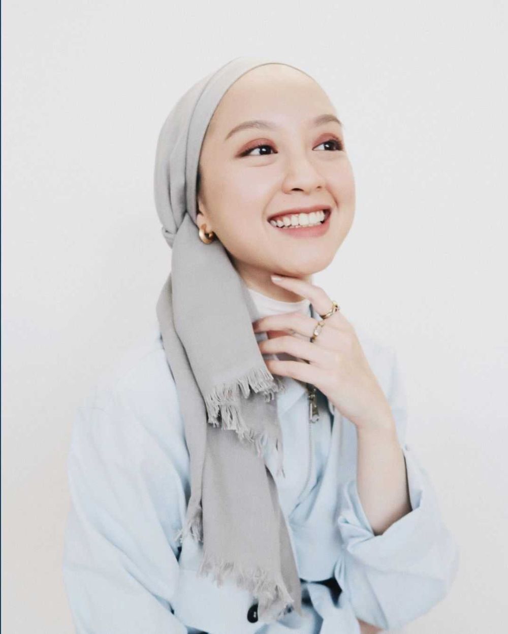 10 Gaya Turban Selebriti yang Simpel, Muslimah Stylish!