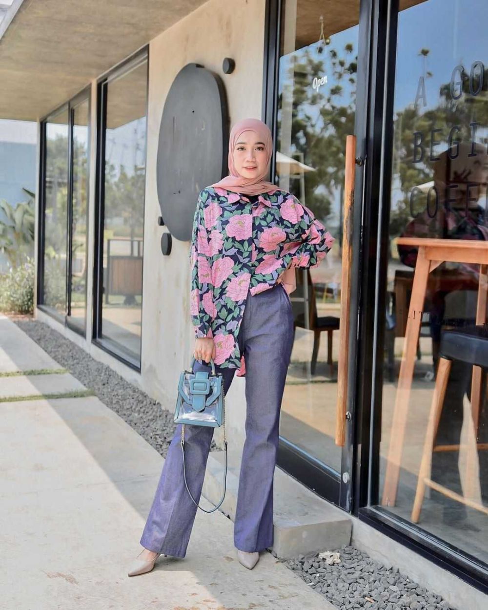 10 Ide Outfit Hijab dengan Nuansa Pink ala Selebgram Uwie Mariska