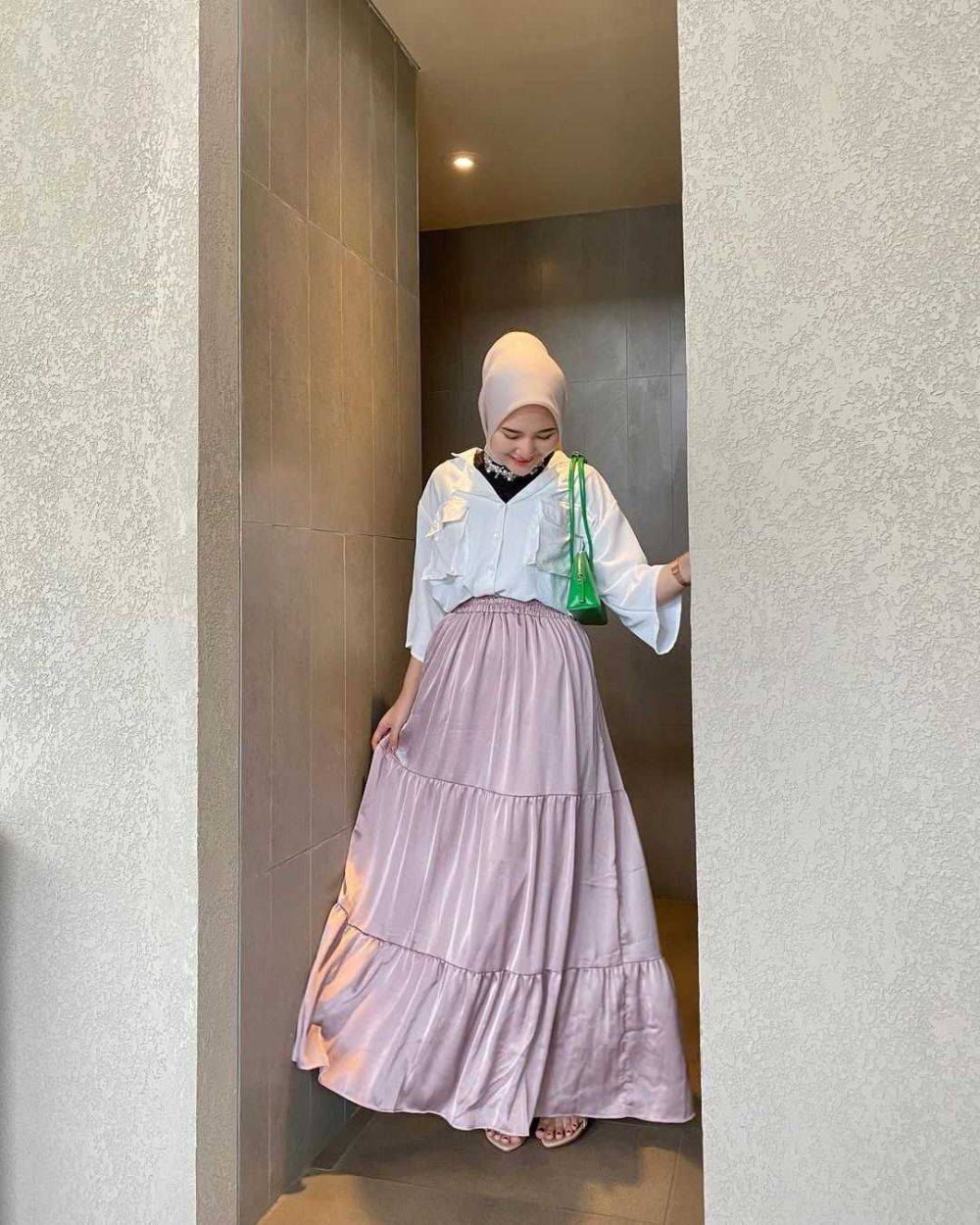 12 Ide OOTD Hijab Dengan Rok Ala Intan Ghazella, Kekinian Da