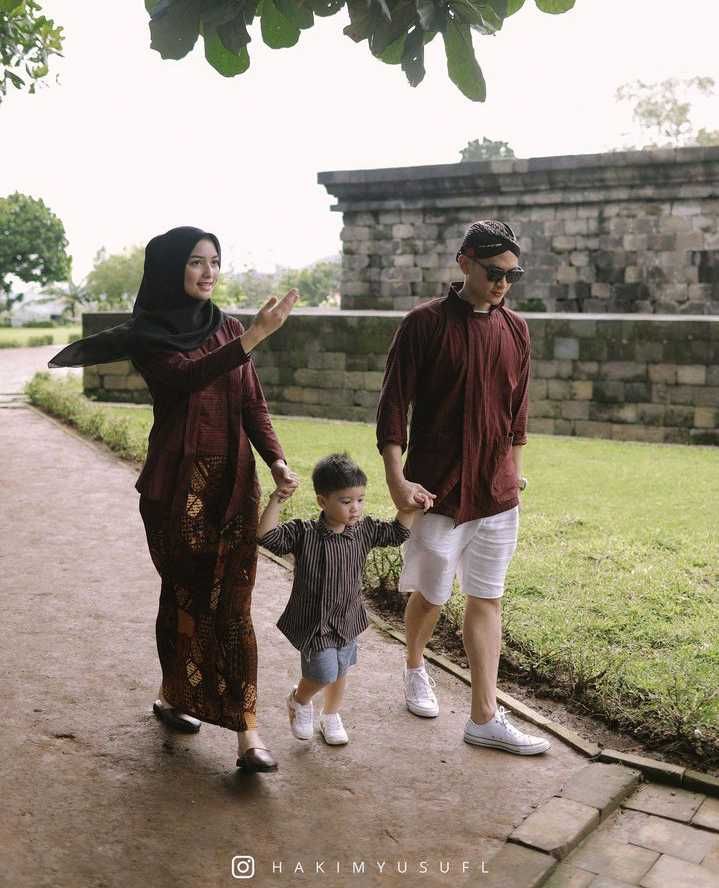 8 Potret Keluarga Citra-Rezky di Candi Borobudur, Keluarga Bahagia